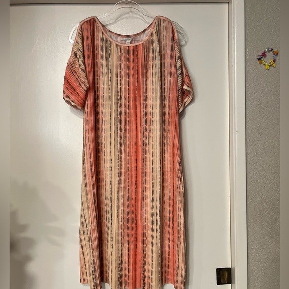 Dresses & Skirts - Fun accordion cold shoulder flowy midi dress